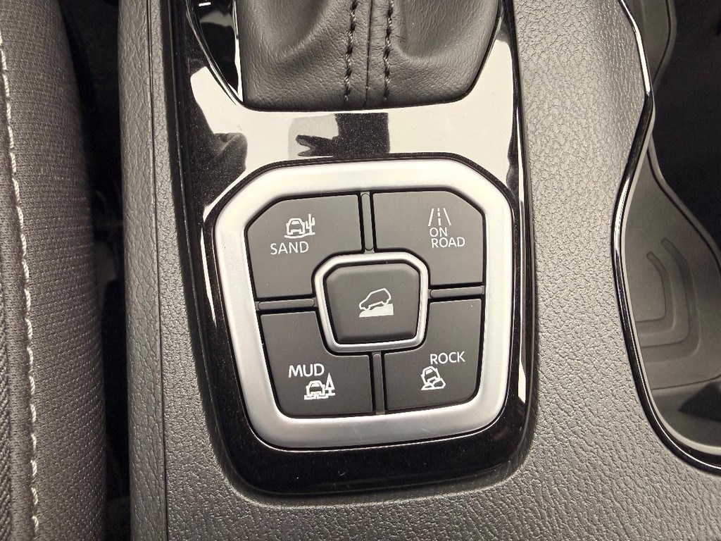 Nissan Frontier Vehicle Full-screen Gallery Image 07