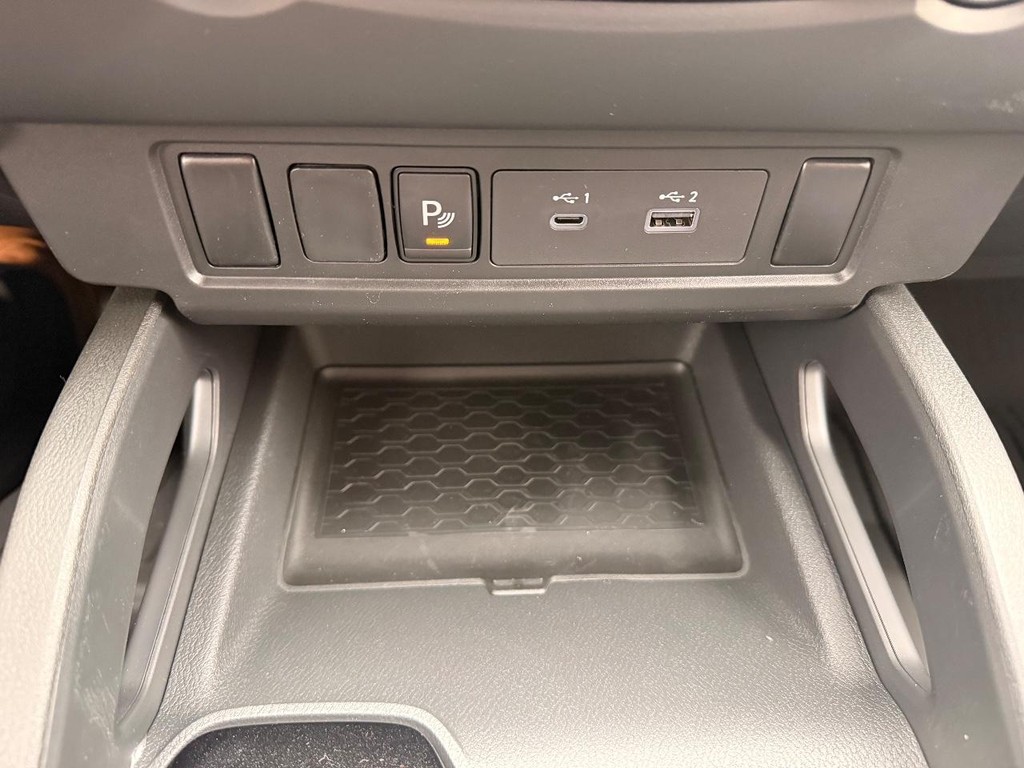 Nissan Frontier Vehicle Full-screen Gallery Image 08