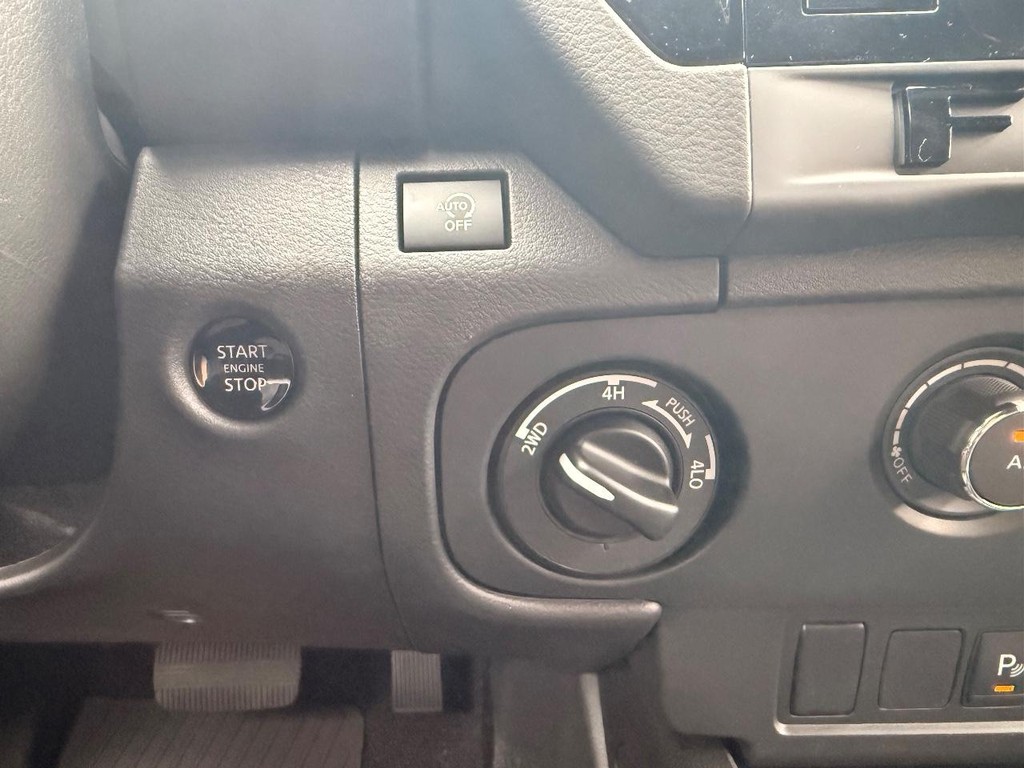 Nissan Frontier Vehicle Full-screen Gallery Image 09