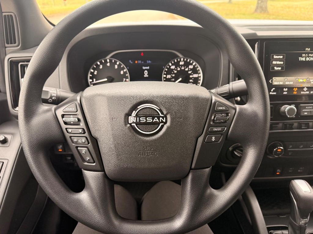 Nissan Frontier Vehicle Full-screen Gallery Image 13