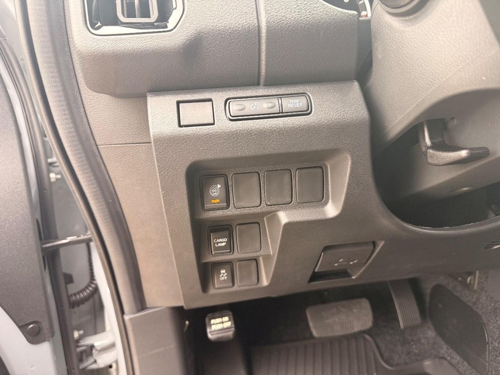 Nissan Frontier Vehicle Full-screen Gallery Image 14