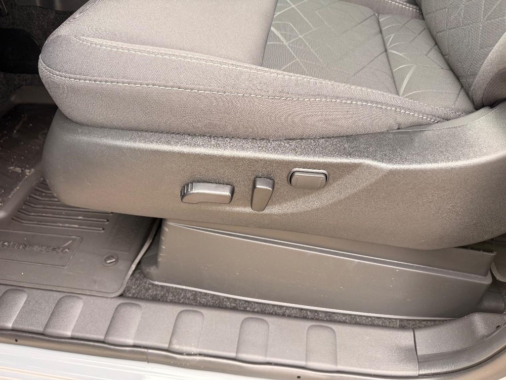 Nissan Frontier Vehicle Full-screen Gallery Image 15