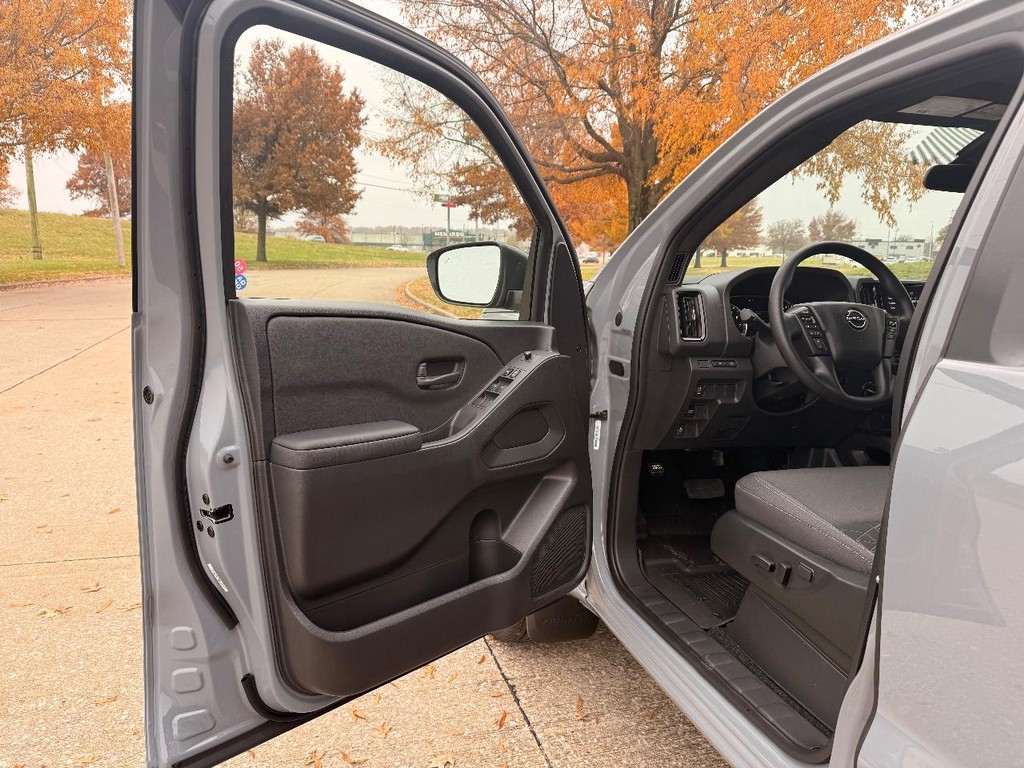 Nissan Frontier Vehicle Full-screen Gallery Image 16