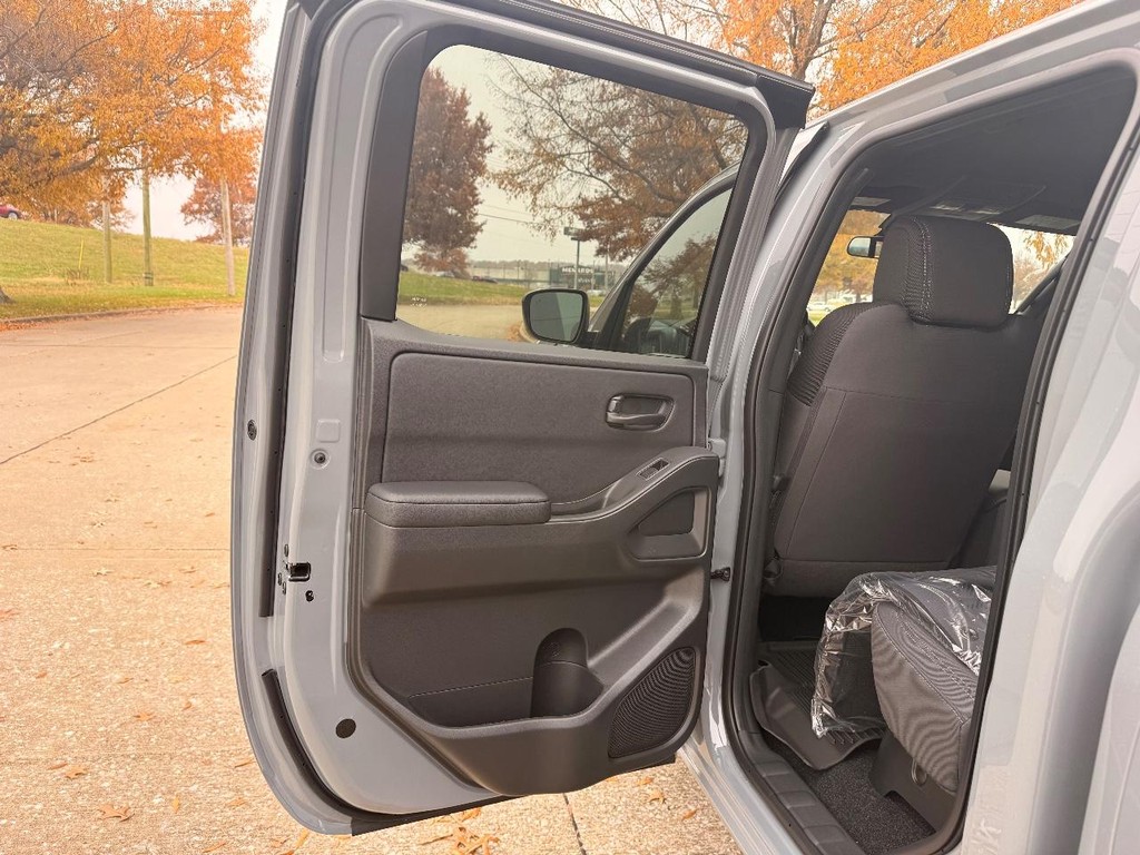 Nissan Frontier Vehicle Full-screen Gallery Image 17