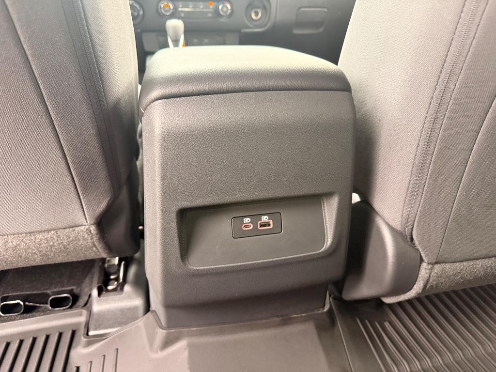 Nissan Frontier Vehicle Full-screen Gallery Image 18