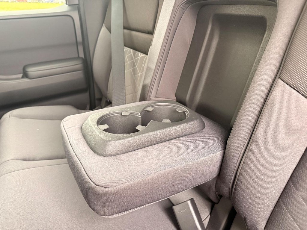 Nissan Frontier Vehicle Full-screen Gallery Image 19