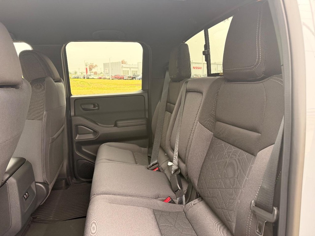 Nissan Frontier Vehicle Full-screen Gallery Image 20