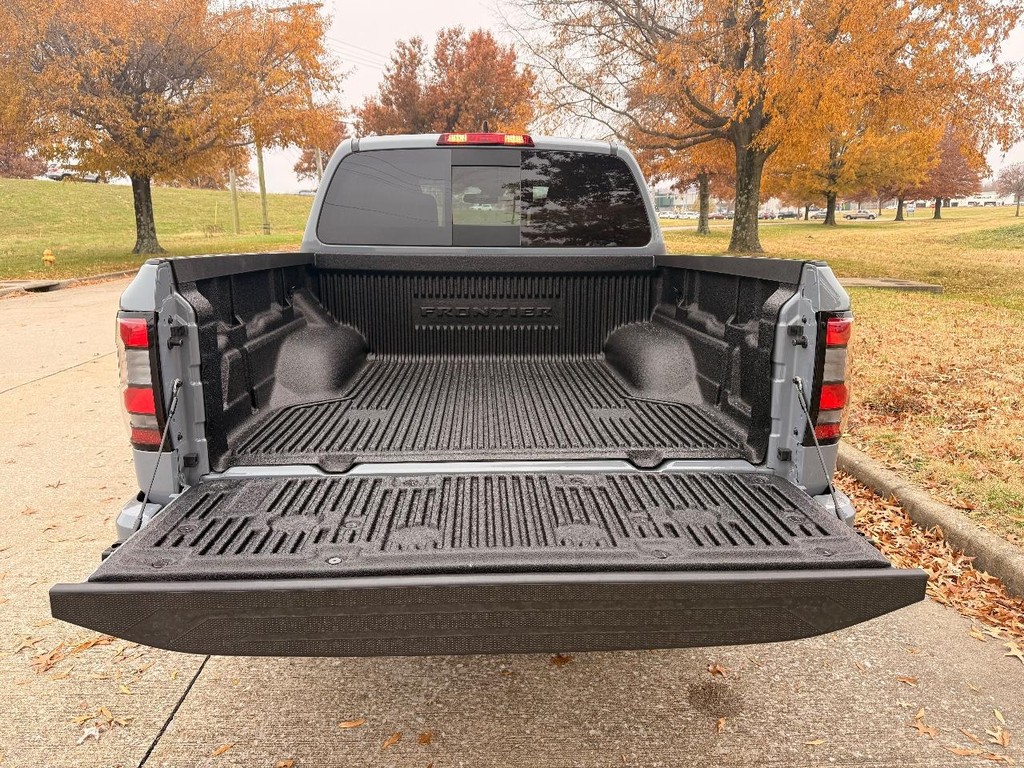 Nissan Frontier Vehicle Full-screen Gallery Image 21