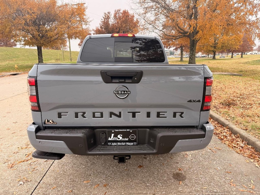 Nissan Frontier Vehicle Full-screen Gallery Image 22