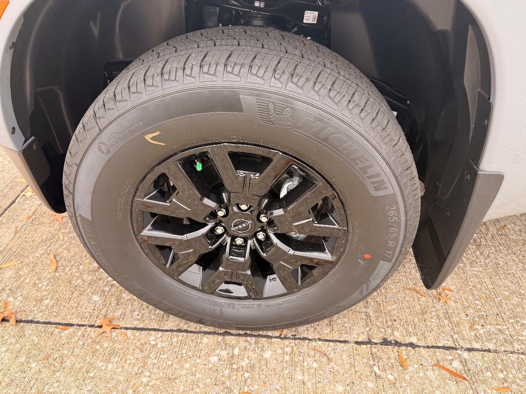 Nissan Frontier Vehicle Full-screen Gallery Image 24