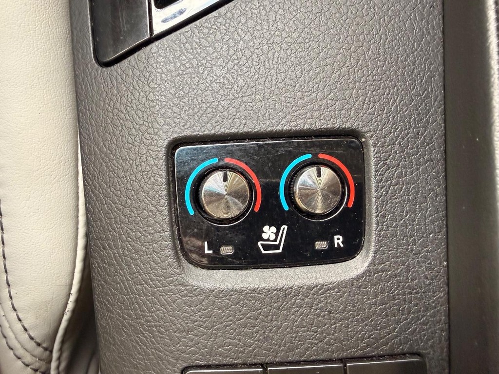 Toyota Avalon Vehicle Full-screen Gallery Image 04