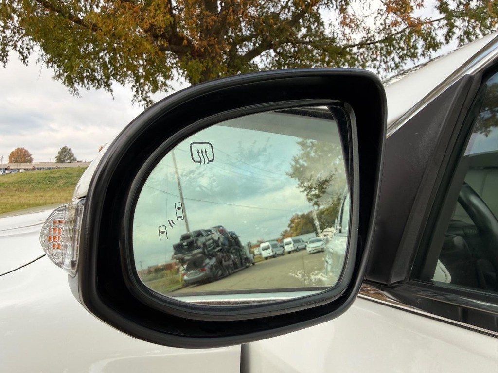 Toyota Avalon Vehicle Full-screen Gallery Image 09