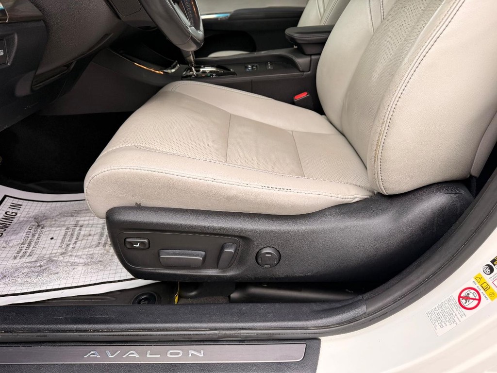 Toyota Avalon Vehicle Full-screen Gallery Image 10