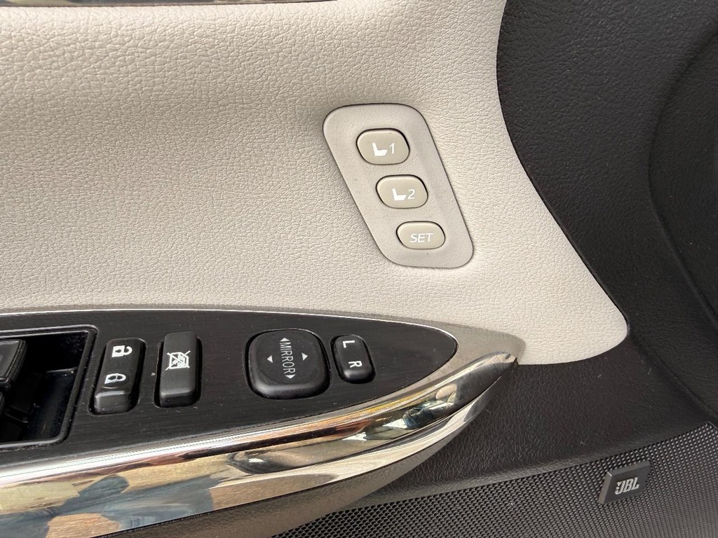 Toyota Avalon Vehicle Full-screen Gallery Image 11