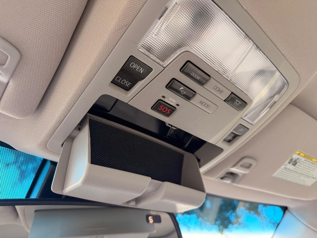 Toyota Avalon Vehicle Full-screen Gallery Image 13