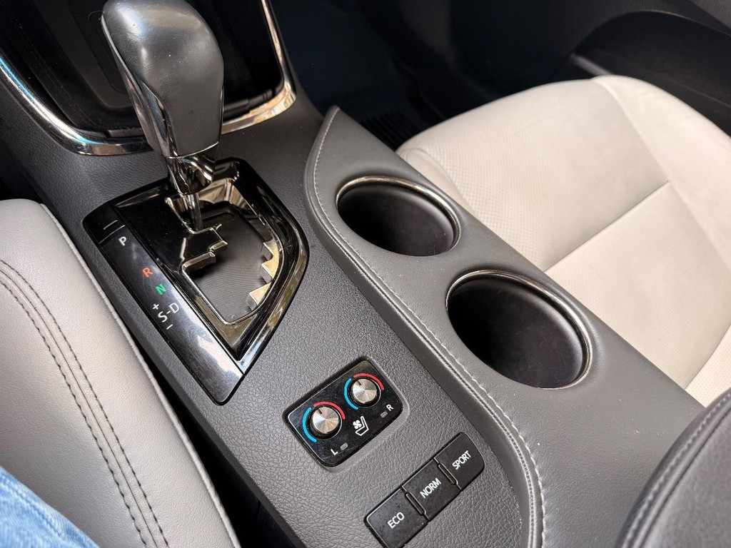 Toyota Avalon Vehicle Full-screen Gallery Image 16