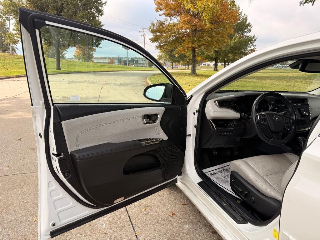 Toyota Avalon Vehicle Full-screen Gallery Image 21