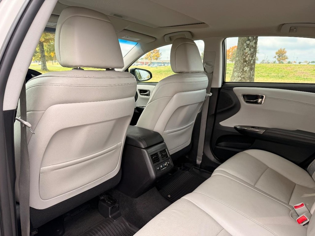 Toyota Avalon Vehicle Full-screen Gallery Image 22