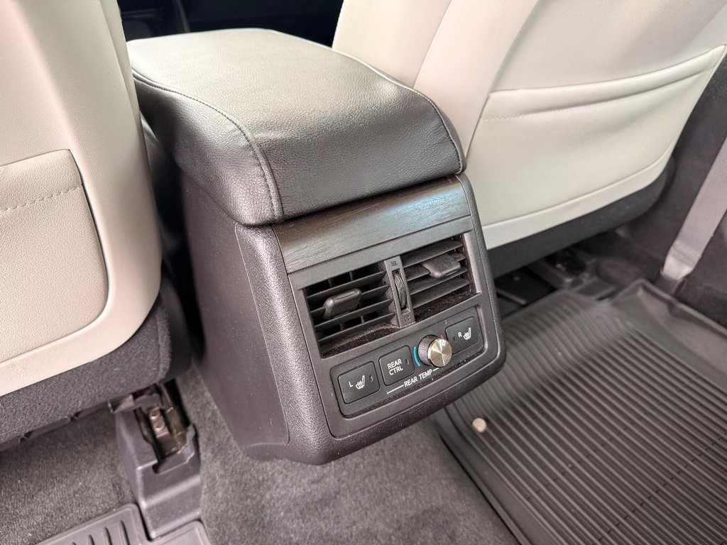 Toyota Avalon Vehicle Full-screen Gallery Image 23