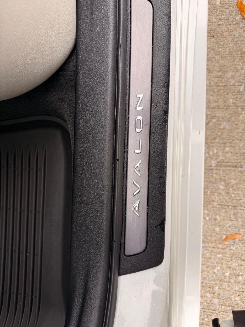 Toyota Avalon Vehicle Full-screen Gallery Image 24