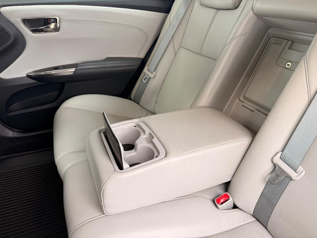 Toyota Avalon Vehicle Full-screen Gallery Image 25