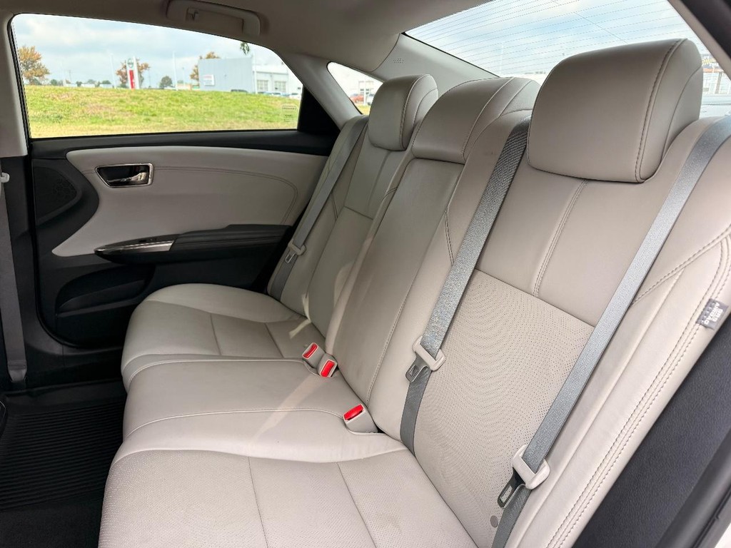 Toyota Avalon Vehicle Full-screen Gallery Image 27