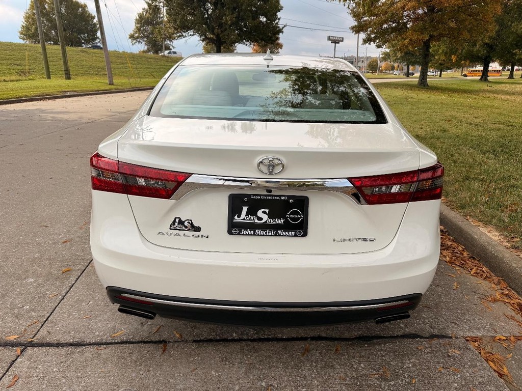 Toyota Avalon Vehicle Full-screen Gallery Image 28