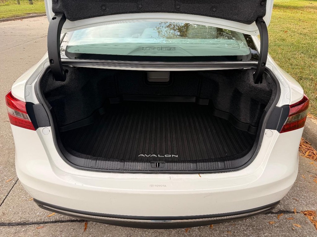 Toyota Avalon Vehicle Full-screen Gallery Image 29