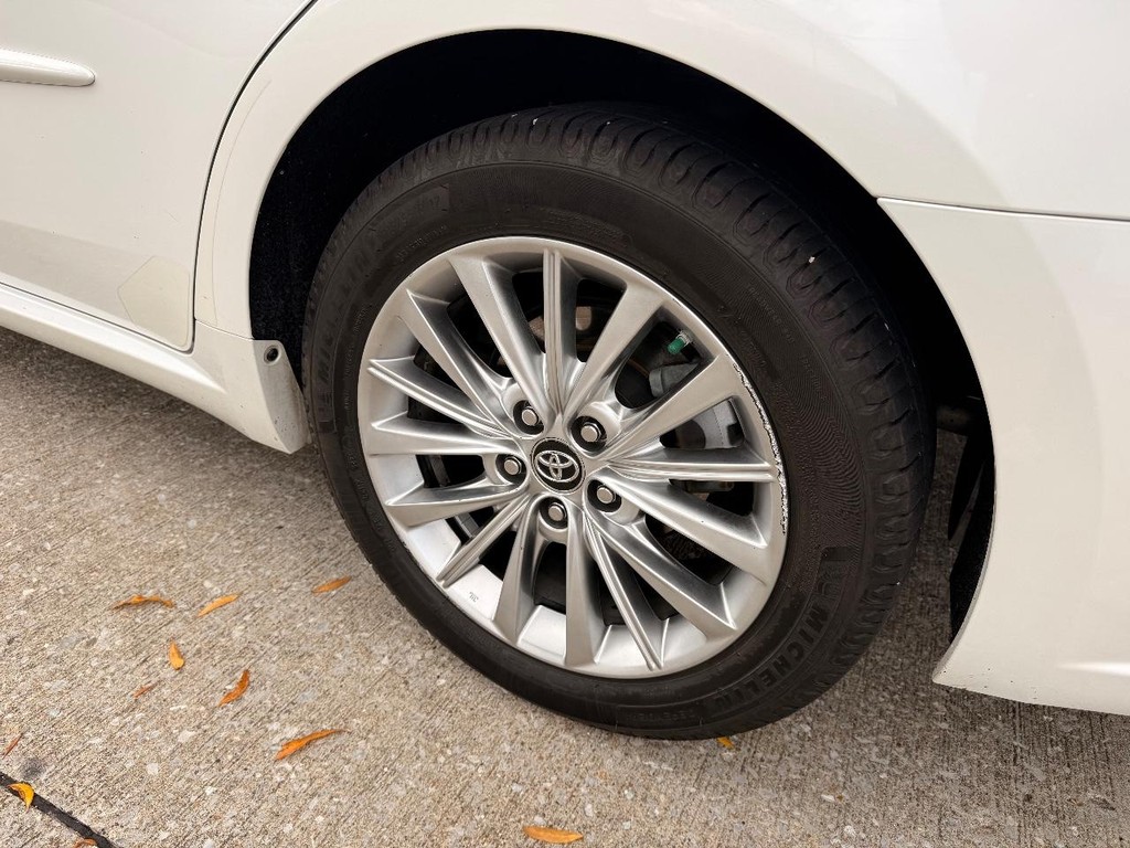 Toyota Avalon Vehicle Full-screen Gallery Image 30