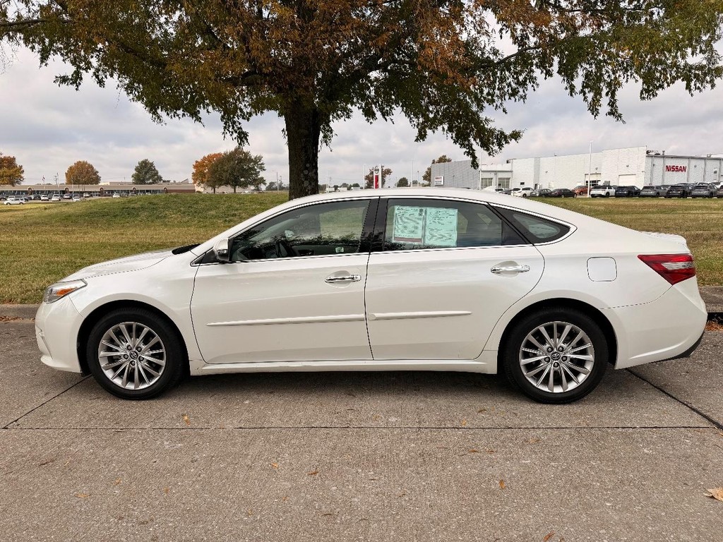 Toyota Avalon Vehicle Full-screen Gallery Image 32