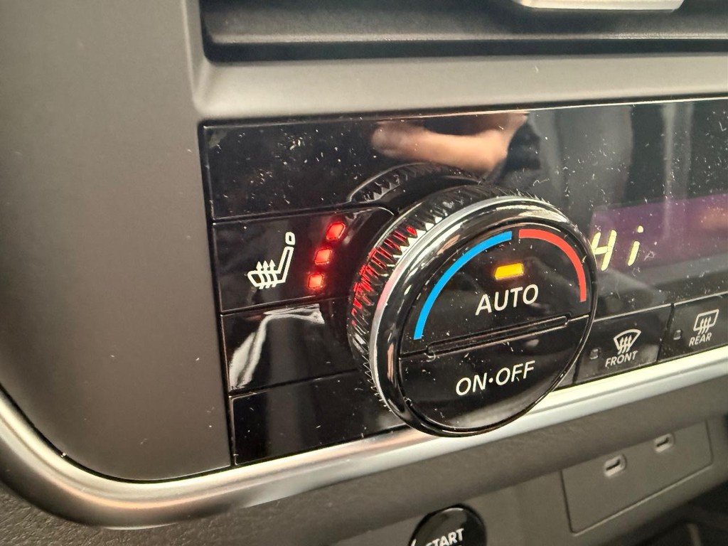 Nissan Rogue Vehicle Full-screen Gallery Image 04