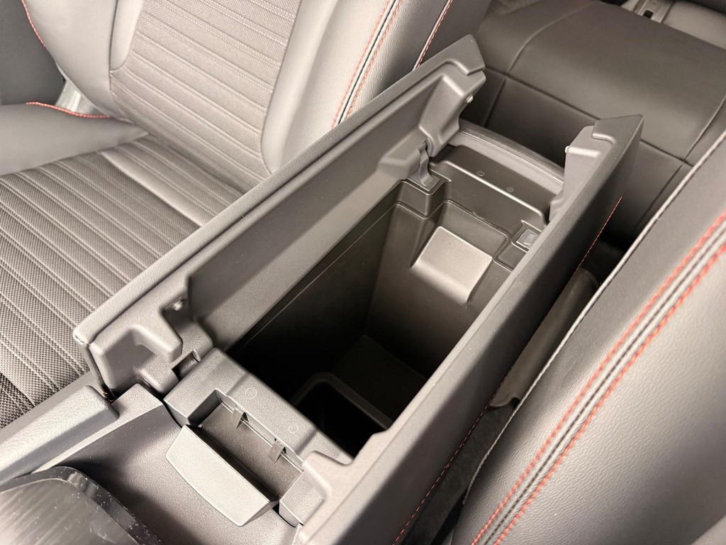 Nissan Rogue Vehicle Full-screen Gallery Image 06