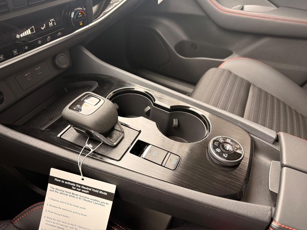 Nissan Rogue Vehicle Full-screen Gallery Image 08