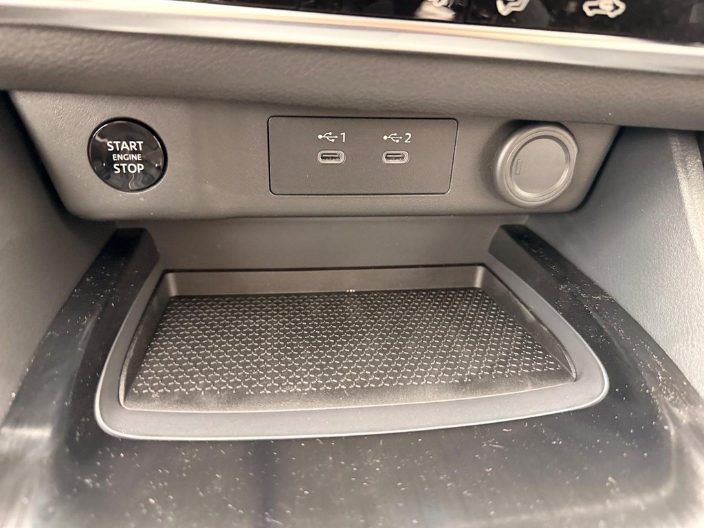 Nissan Rogue Vehicle Full-screen Gallery Image 09