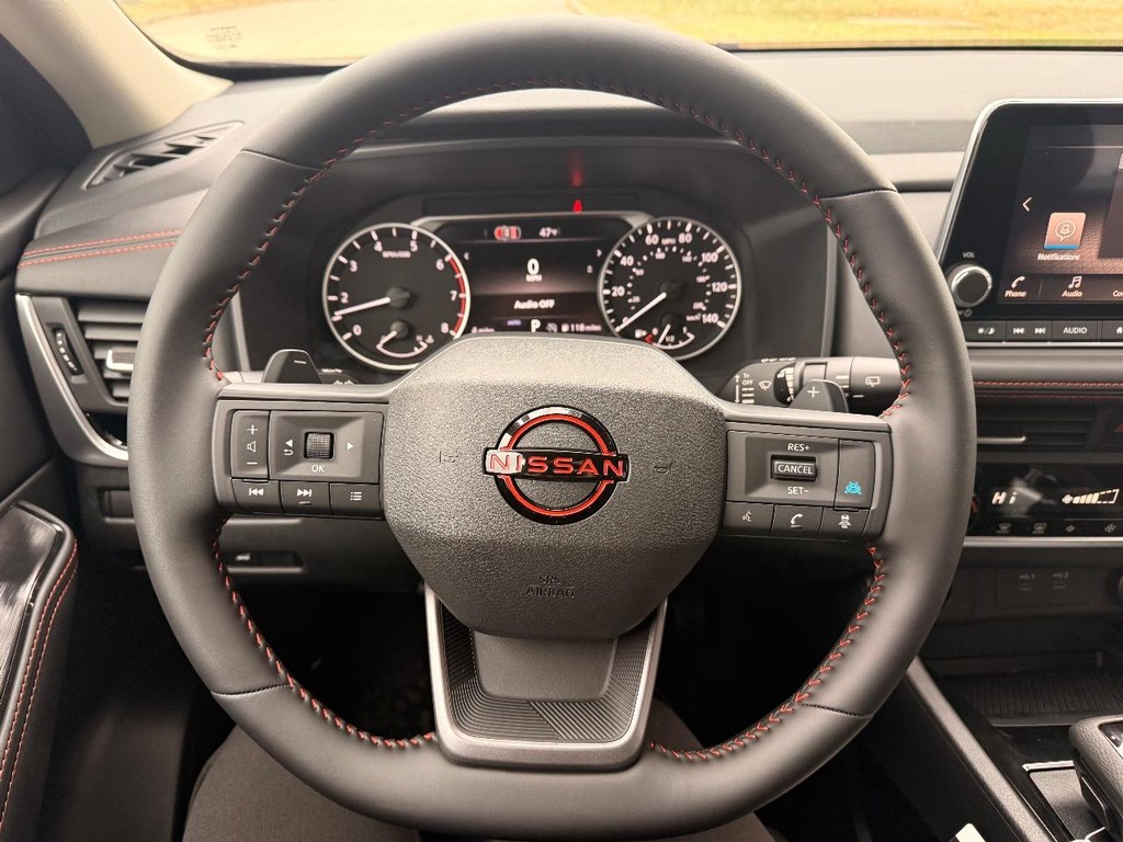 Nissan Rogue Vehicle Full-screen Gallery Image 15