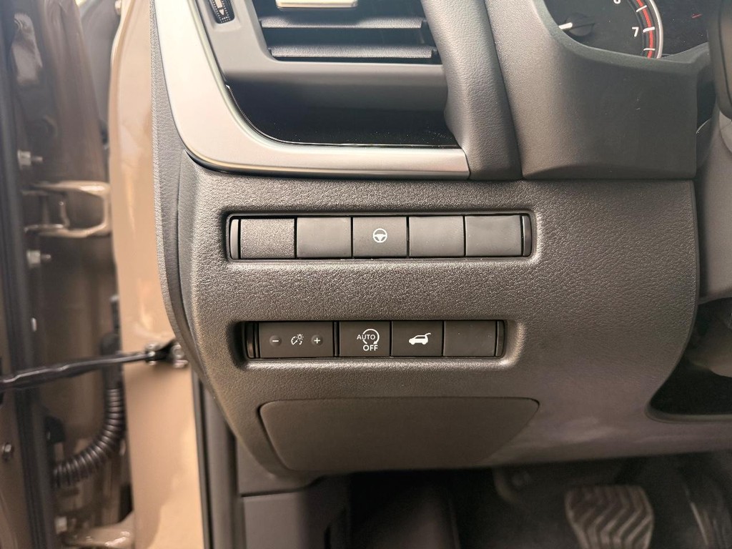 Nissan Rogue Vehicle Full-screen Gallery Image 17