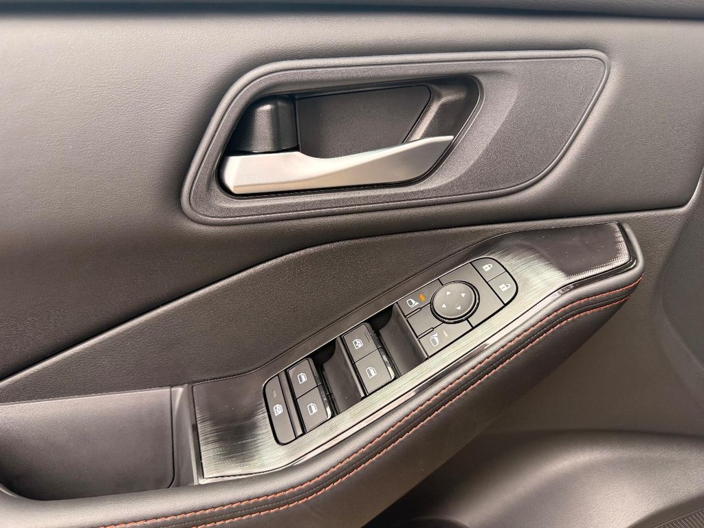 Nissan Rogue Vehicle Full-screen Gallery Image 19