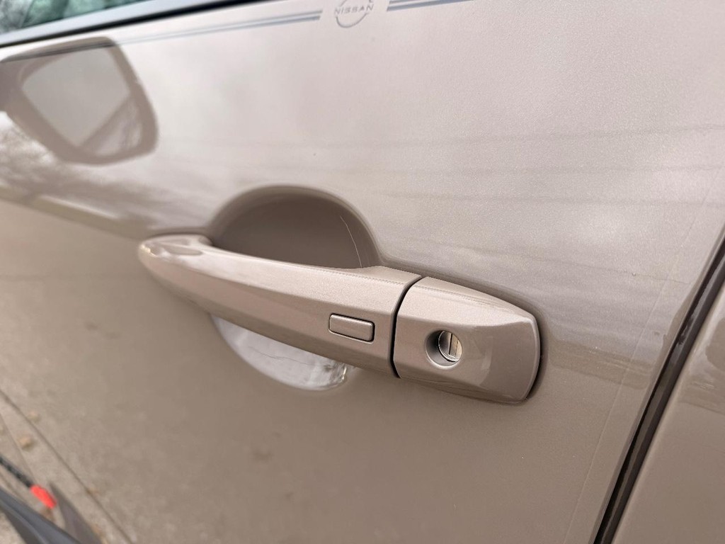 Nissan Rogue Vehicle Full-screen Gallery Image 21