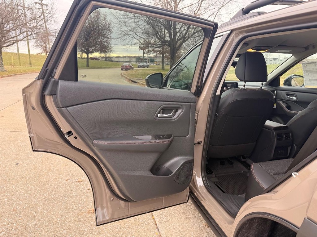 Nissan Rogue Vehicle Full-screen Gallery Image 22