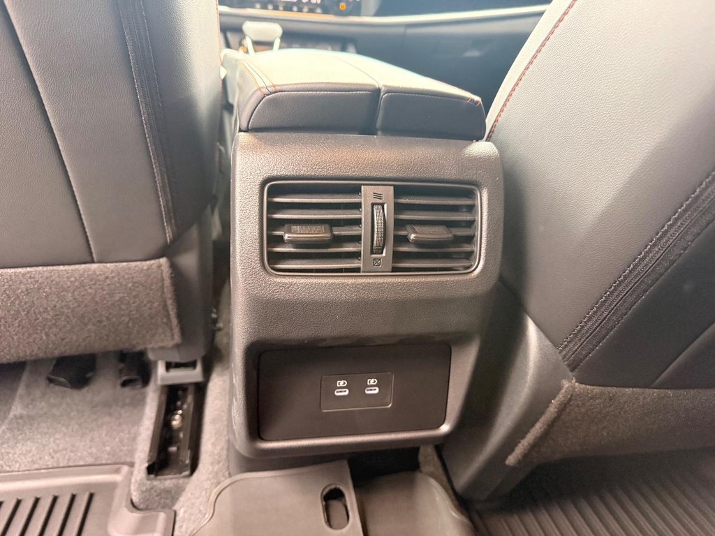 Nissan Rogue Vehicle Full-screen Gallery Image 23