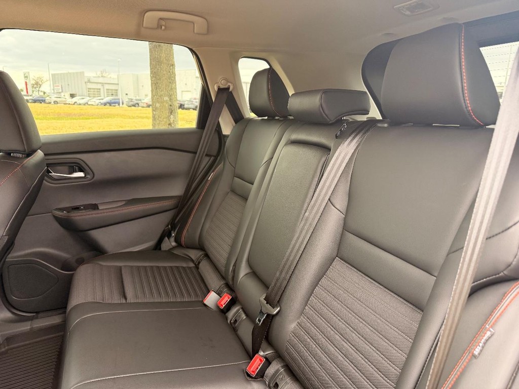 Nissan Rogue Vehicle Full-screen Gallery Image 25