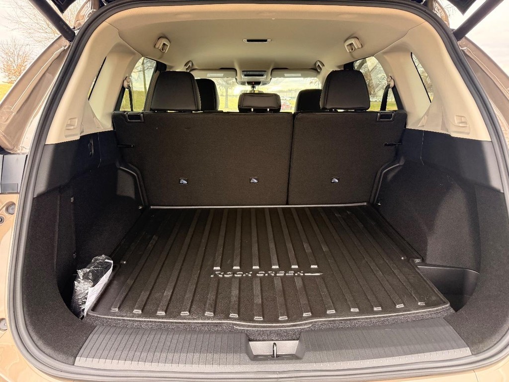 Nissan Rogue Vehicle Full-screen Gallery Image 27