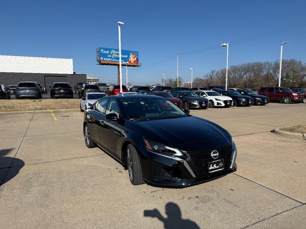 Nissan Altima Vehicle Full-screen Gallery Image 02