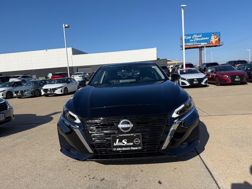 Nissan Altima Vehicle Full-screen Gallery Image 03