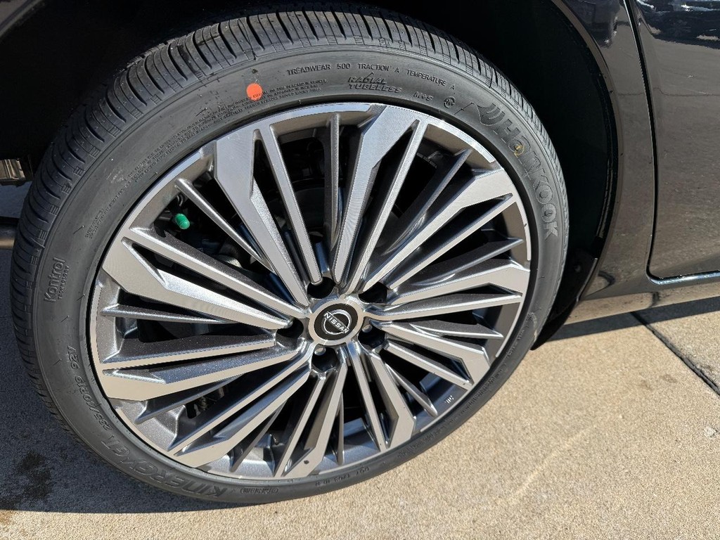 Nissan Altima Vehicle Full-screen Gallery Image 04