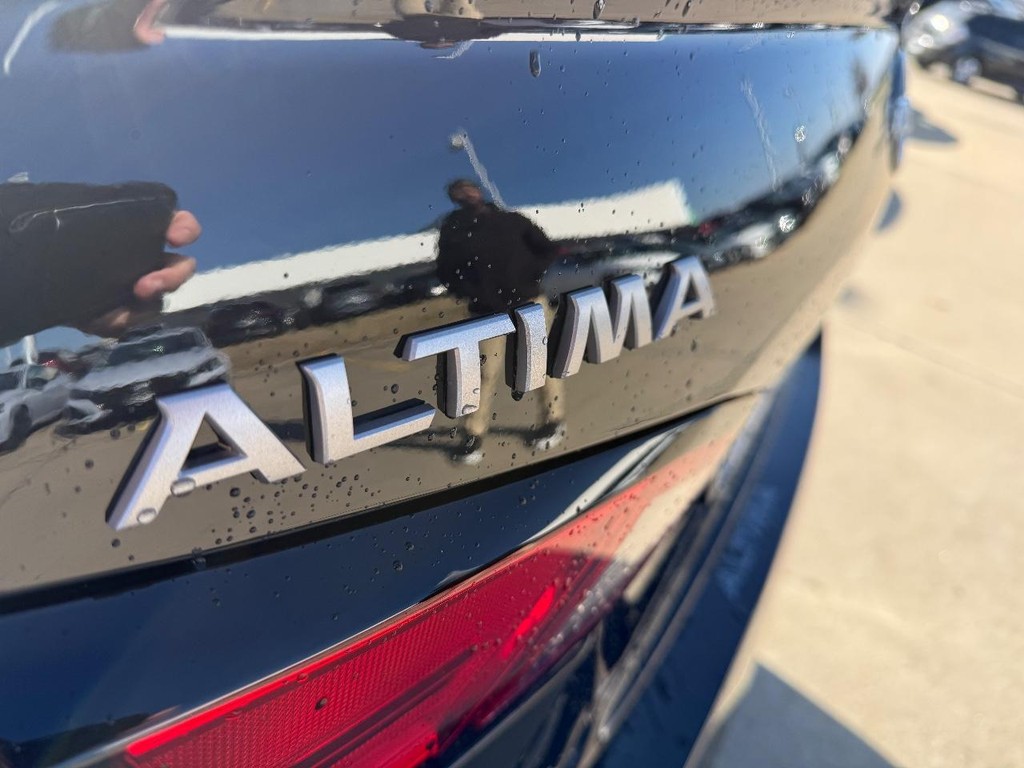 Nissan Altima Vehicle Full-screen Gallery Image 08