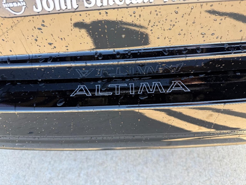 Nissan Altima Vehicle Full-screen Gallery Image 09