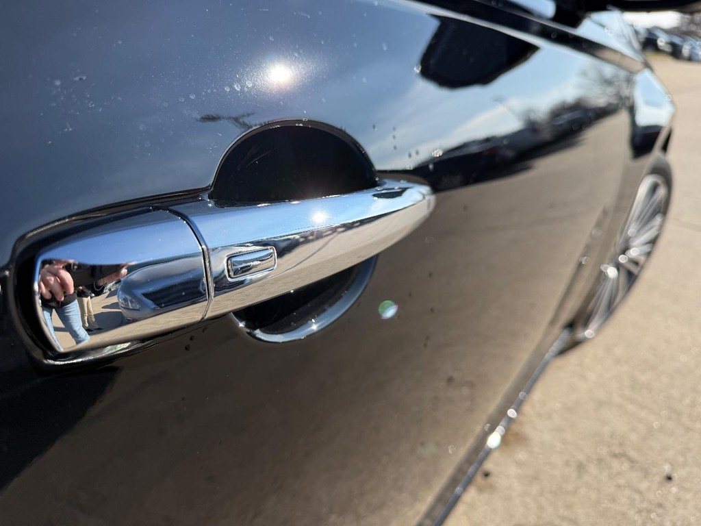 Nissan Altima Vehicle Full-screen Gallery Image 10