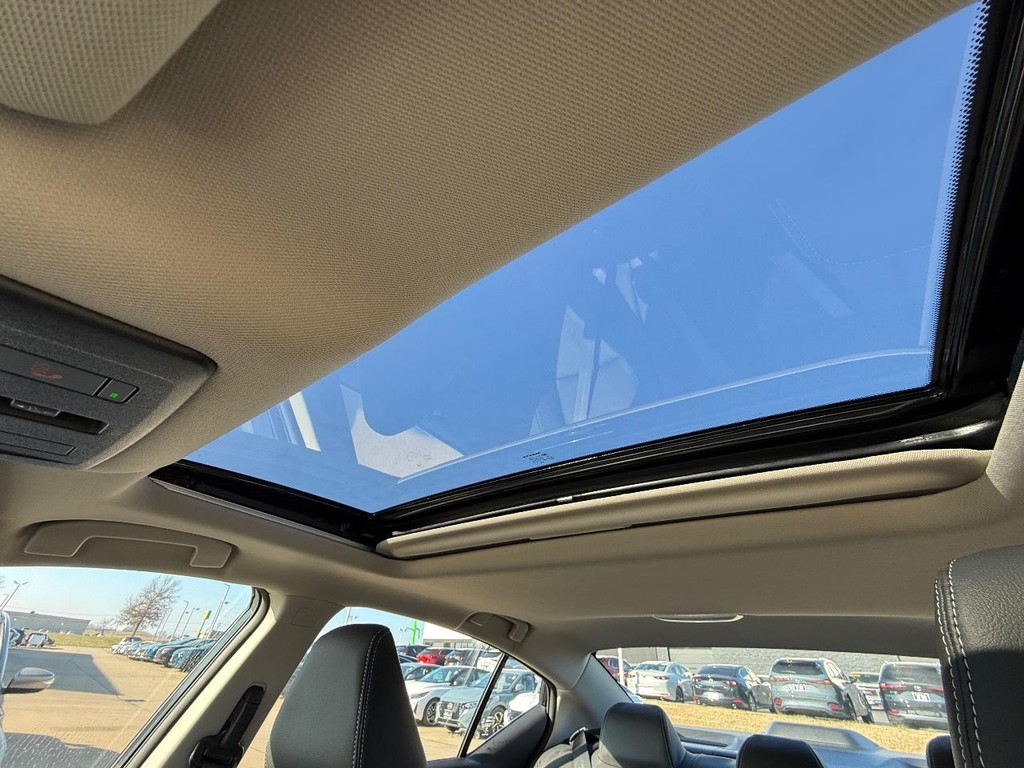 Nissan Altima Vehicle Full-screen Gallery Image 12