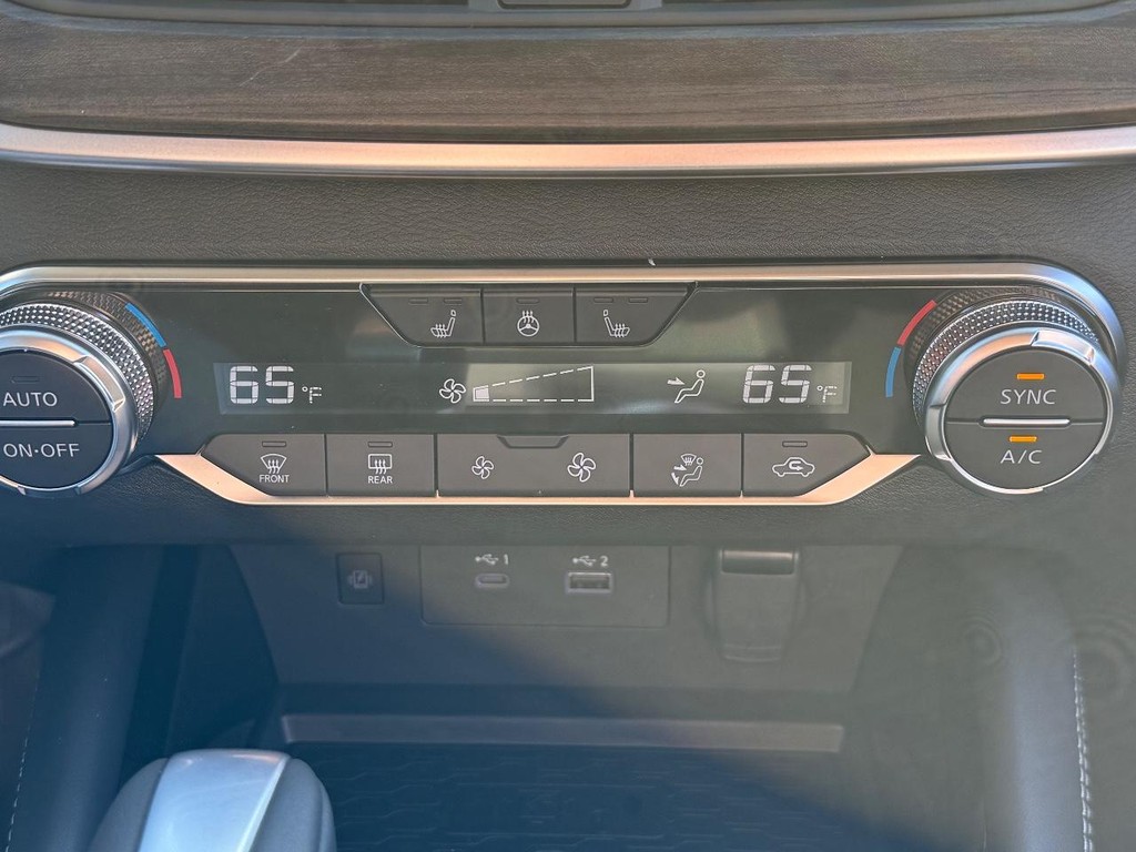 Nissan Altima Vehicle Full-screen Gallery Image 14